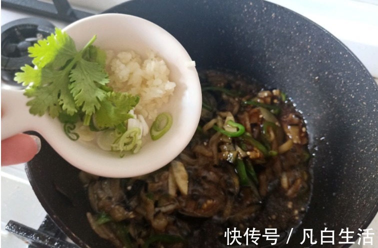 香味|茄子别再炒菜吃了，学会这个茄子打卤面，香味浓郁，连吃2碗