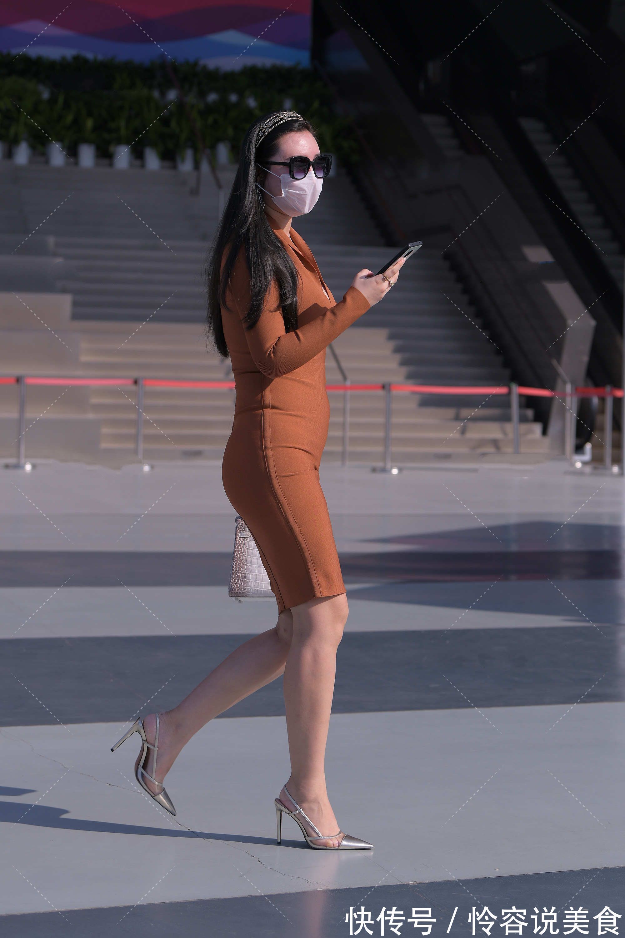 高跟鞋 紧身衣搭配百搭牛仔裤,修身又塑形,那份小家碧玉般的温柔很迷人