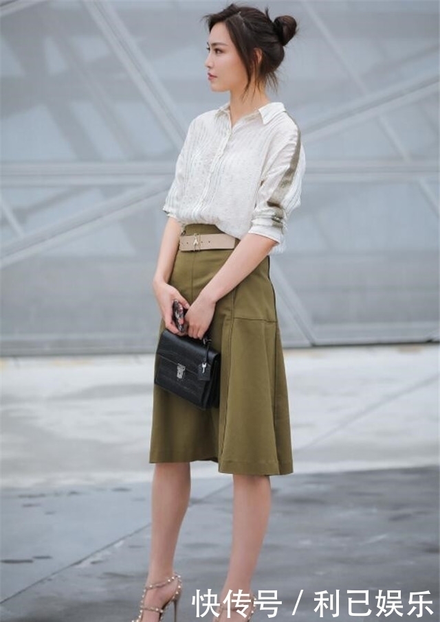 紧身牛仔裤,年轻姑娘的首选,让她看上去身材好,气质更好