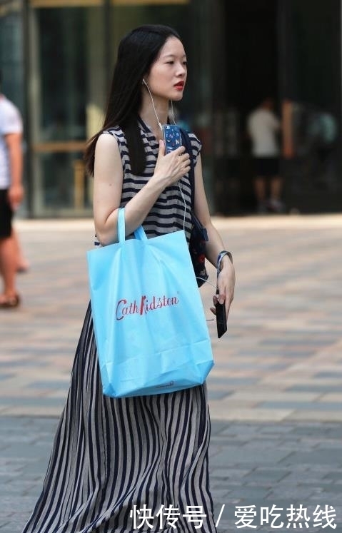 简单|街拍:图三蓝色短袖搭配牛仔破洞裤,简单的搭配,就这么迷人!