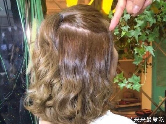 说卷发显老,45岁大姐姐烫发年轻5岁!治疗各种发量少