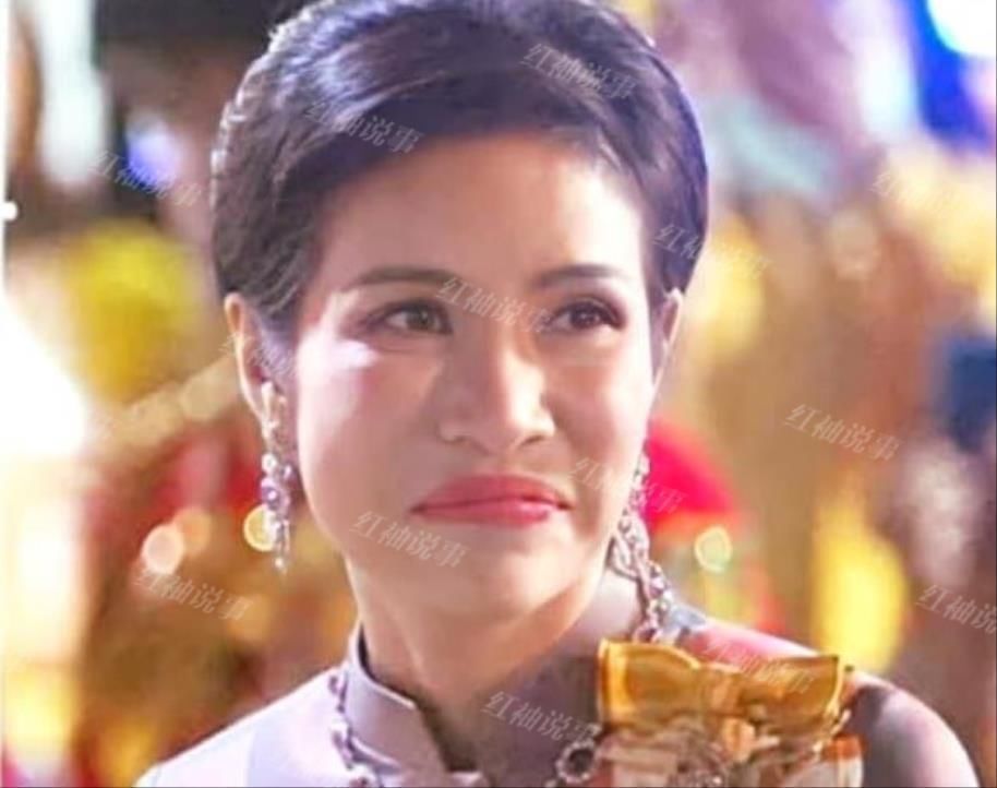 宫斗$泰国宫斗现场直播中:35岁诗妮娜瘪嘴挑衅,对苏提达王后大不敬