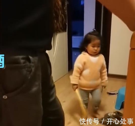 父亲|这酒得戒了!新疆爸爸喝完酒回家被女儿持棍教训,妈妈一旁爆笑