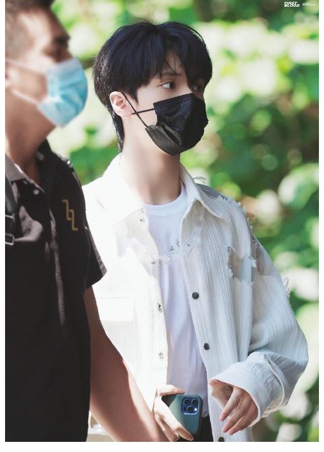 外务|严浩翔第一次个人外务上班饭拍出炉 即将录制《少年说唱企划》开启rapper之旅