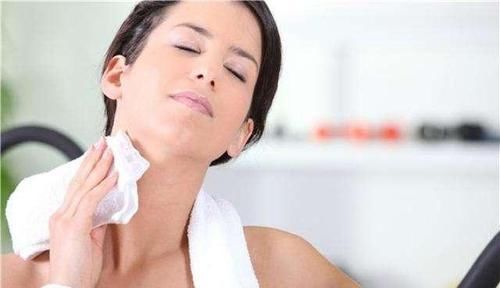 出虛汗|不管男女，愛出汗的人：汗從哪里出，多半“病”也從哪來，別忽視