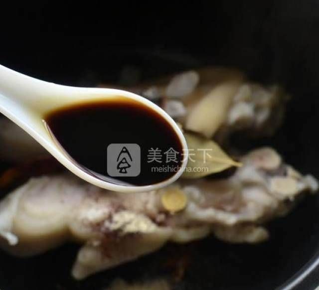 这是一个美味的卤猪蹄配方,芳香油腻,营养又美味