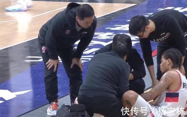 贾明儒|疯狂10连胜,杨鸣表情抢镜!郭艾伦26+9,辽篮球迷温情致敬郭士强