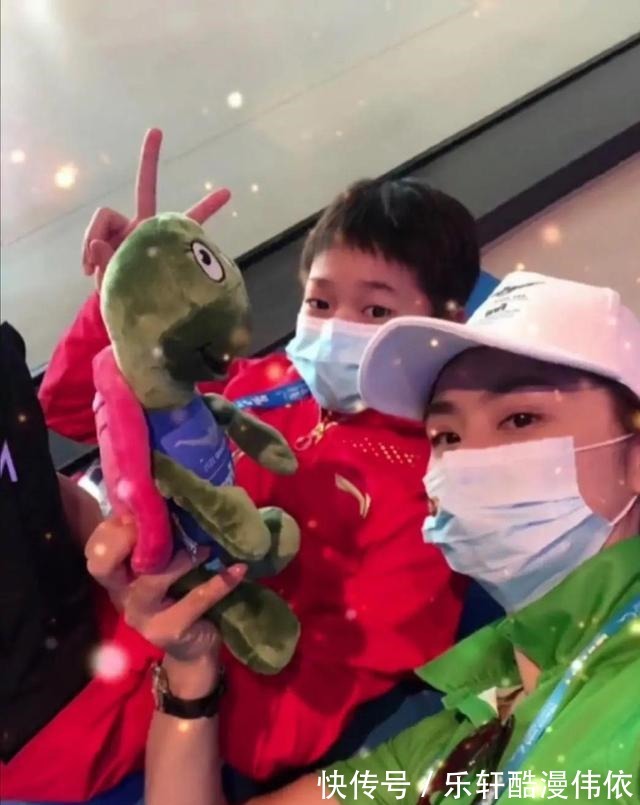 天才少女|同比自己大30多岁师姐合影!全红婵手指有特点,绿乌龟意外抢镜