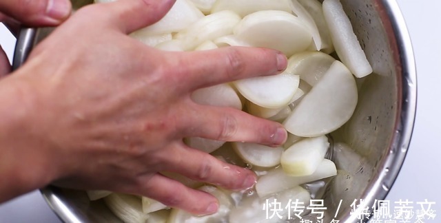 酸萝卜|冬天要多吃萝卜，教你饭店的秘制腌萝卜做法，酸甜微辣嘎嘣脆好吃