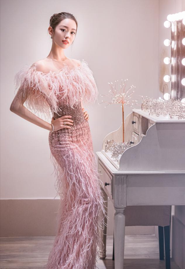 吉娜|吉娜孕晚期还坚持化大浓妆,红唇画太过显嘴大,超大眼袋遮不住