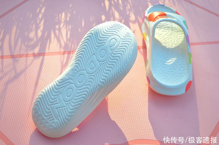 夏日出街好搭档，回弹给力不踩屎，咕咚运动舒缓拖鞋体验