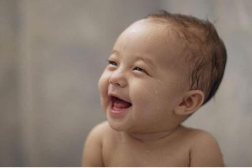 据说越早会笑的娃越聪明！3个时间笑得比别人早，可能智商更高