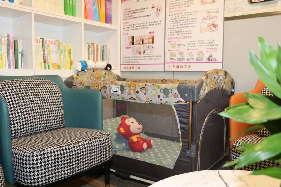 教职工|「暖心」济南市天桥区凡尔赛幼儿园首创“爱心妈妈小屋”