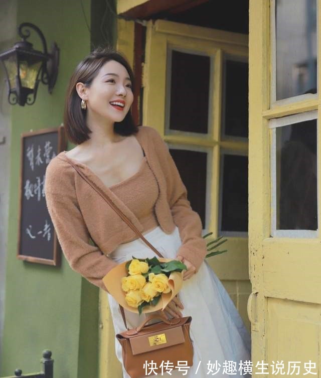 T恤 微胖女生怎么穿才好看西服外套搭配T恤和黑色短裤,显高又显瘦