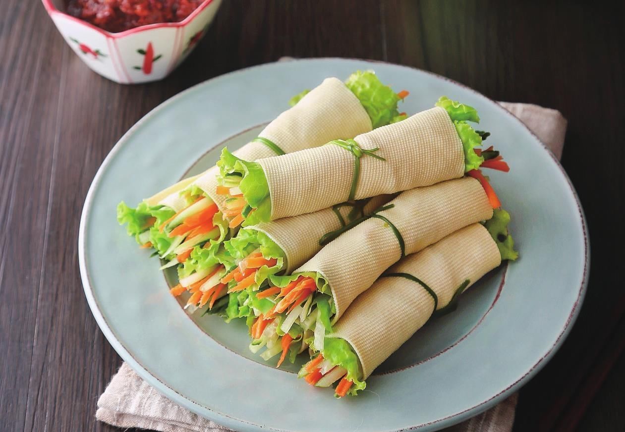 夏天|简单到不需要炒的一道小菜，卷一卷，五分钟上桌，夏天就要这样吃