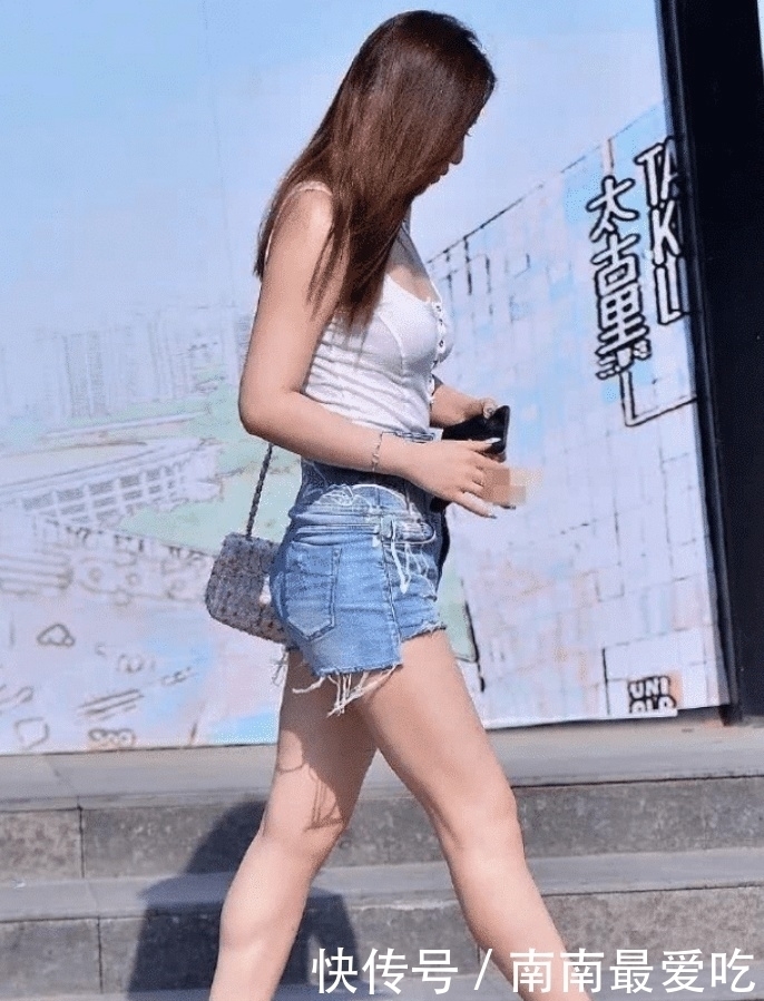背心|街拍美女穿背心搭配短裤,走路自带气质,让人难忘
