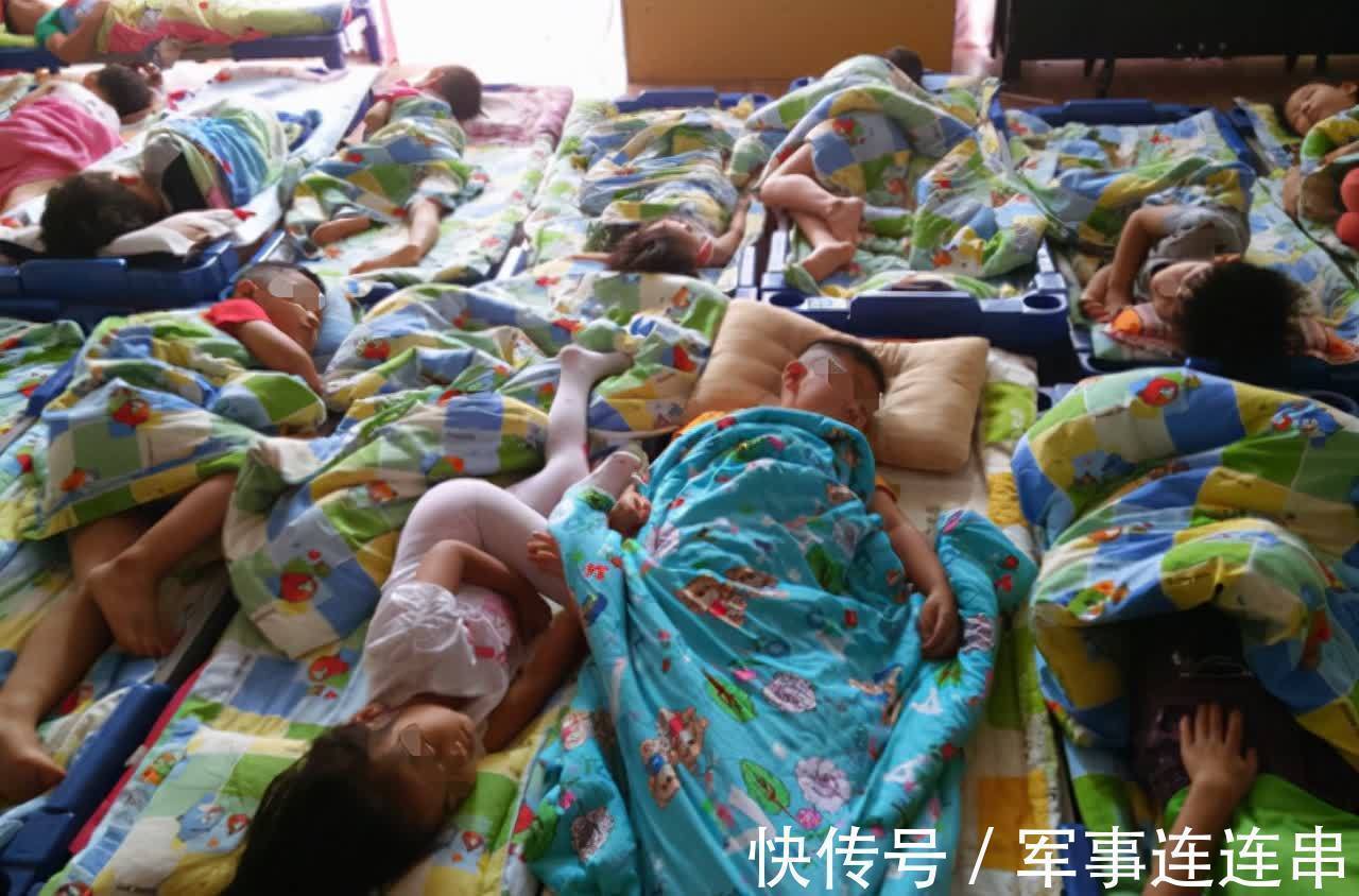 亮亮|幼儿园午睡时孩子“头对脚”,洁癖家长无法忍受,老师表示很正常