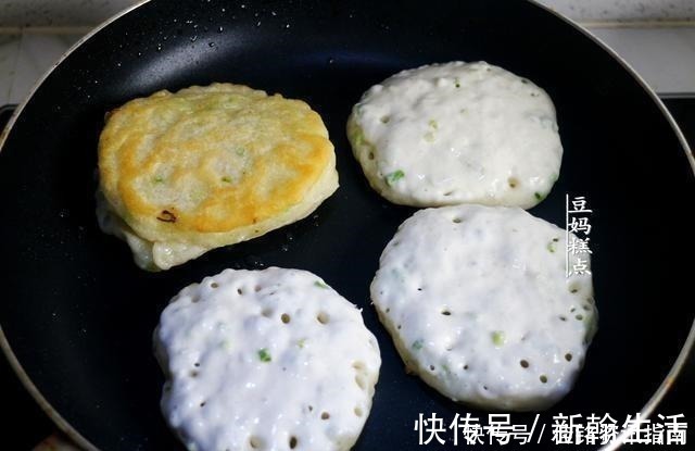 搅拌均匀|手不沾面，教你做葱花饼，早起5分钟搞定，越放越香软