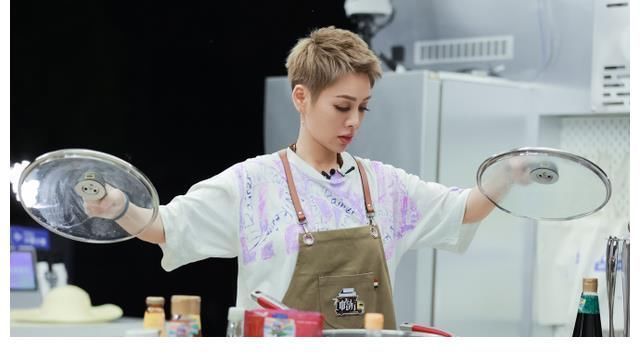 《中餐厅5》明星首期造型出炉，黄晓明比年小15岁的龚俊还嫩？
