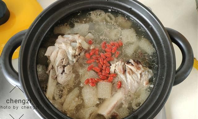 白色|秋季身体要滋润，不妨试试这汤，清润鲜美不上火，老人孩子都合适