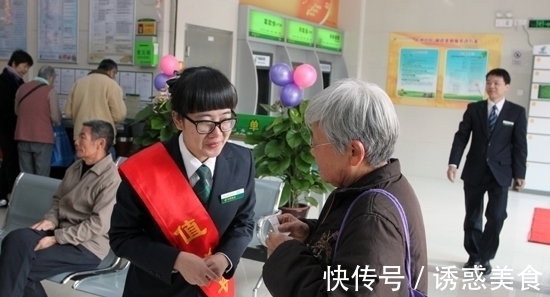 |简直搞笑!老人持身份证和存折取钱,被银行要求手机再认证!