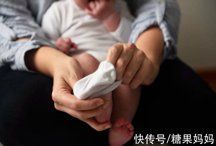 宝妈|反复“揪袜子”的快乐，小宝宝有更深的体会，新手爸妈别嫌烦哦