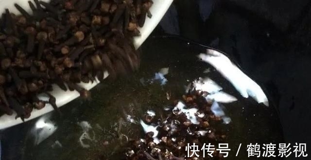 在家自制丁香油，拿蚯蚓蘸一下再施钓，鱼儿的咬钩率明显增加