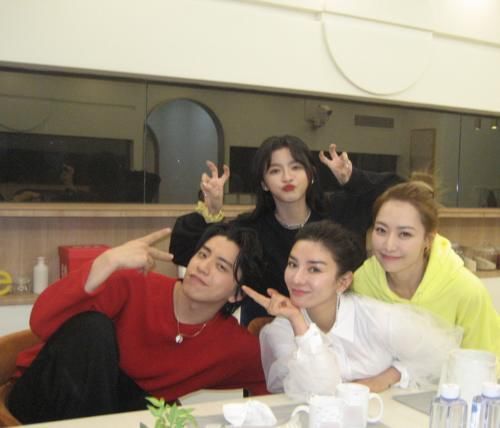 《怦然再心動》蔡卓宜曬合照，看清她的姿勢后，小女生心思很明顯