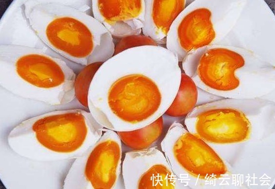 白酒|腌咸鸭蛋时,用盐和白酒很普通,大厨教你方法,个个流油起沙!