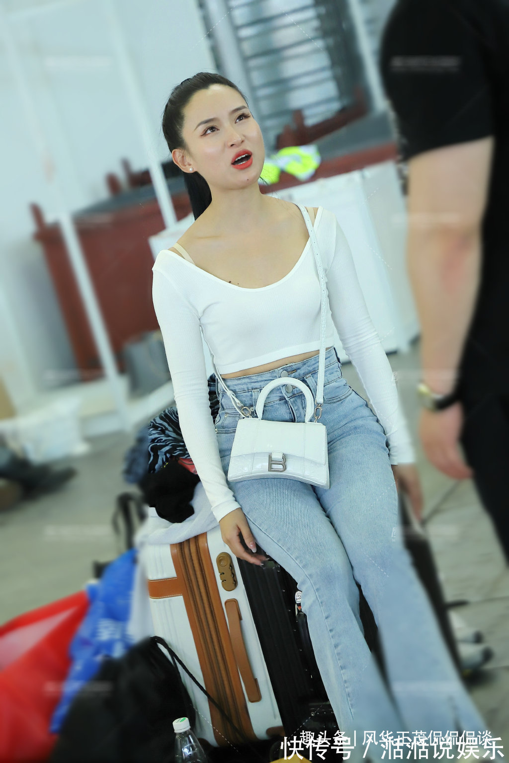 成熟感 时尚的小姐姐街头穿搭,丝滑的白色吊带裙,给人带来时尚感