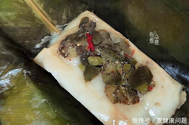 老奶奶街边卖特色小吃，2元一个，网友别说吃了，听都没听过！