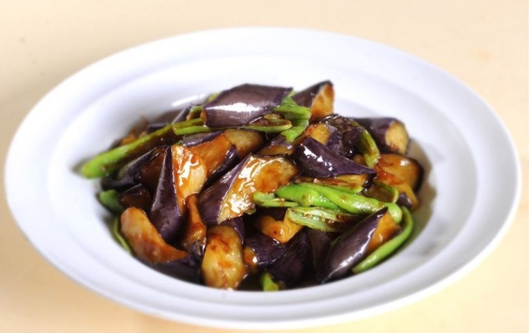 炒茄子先放油是大错，难怪发黑还油腻！大厨教你2招，软嫩又鲜香