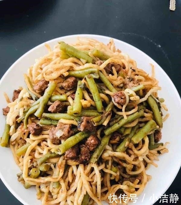 焖面|我家面条不煮不炒,10分钟出锅,挑食闺女连吃一周都不腻!