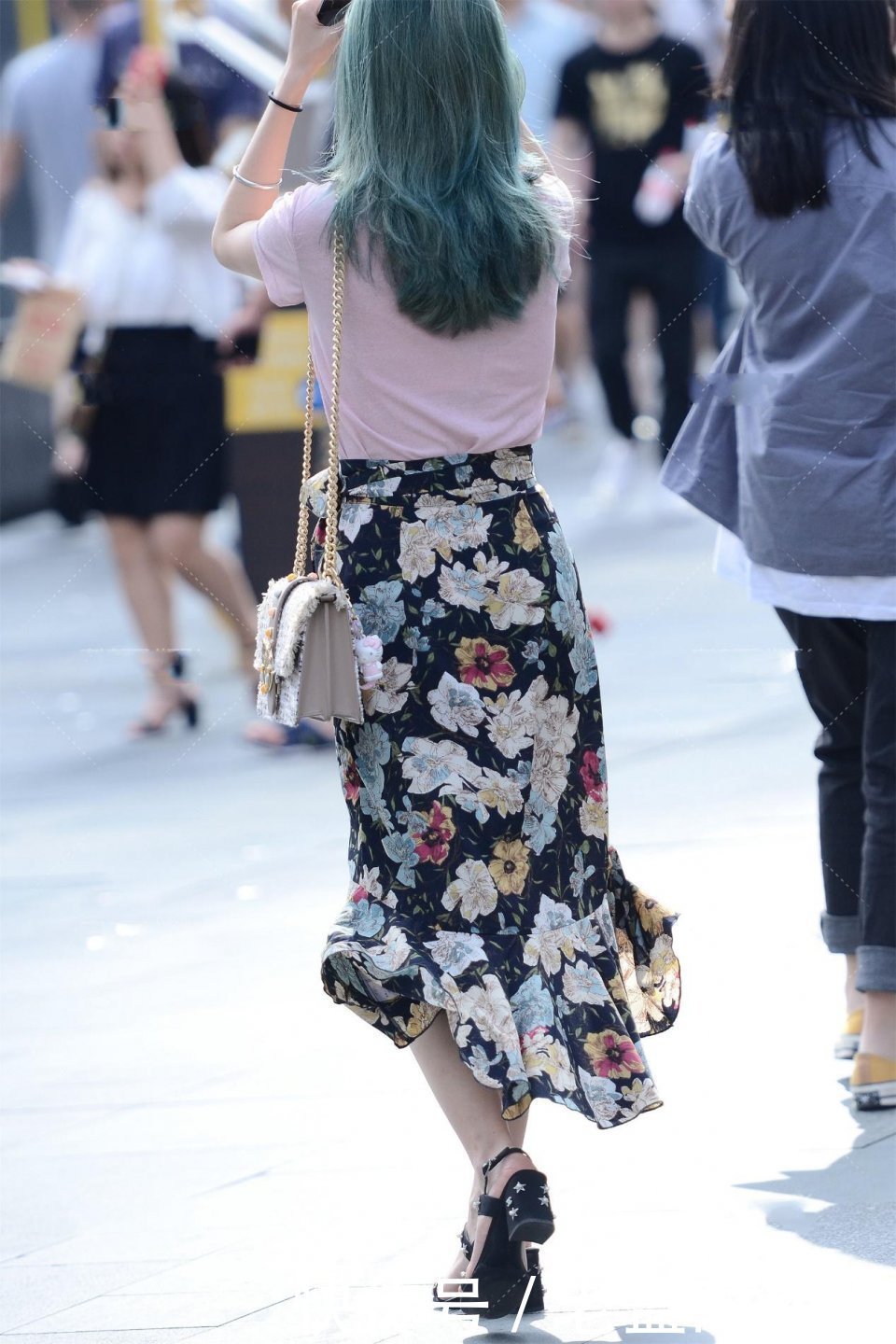 街拍：相当有气质的北方美女, 虽然有点小肚子, 这样另类的女孩子你咋看