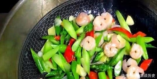 大虾|芦笋和它一起炒，孕妇要多吃，促进胎儿大脑发育还补钙，比叶酸好