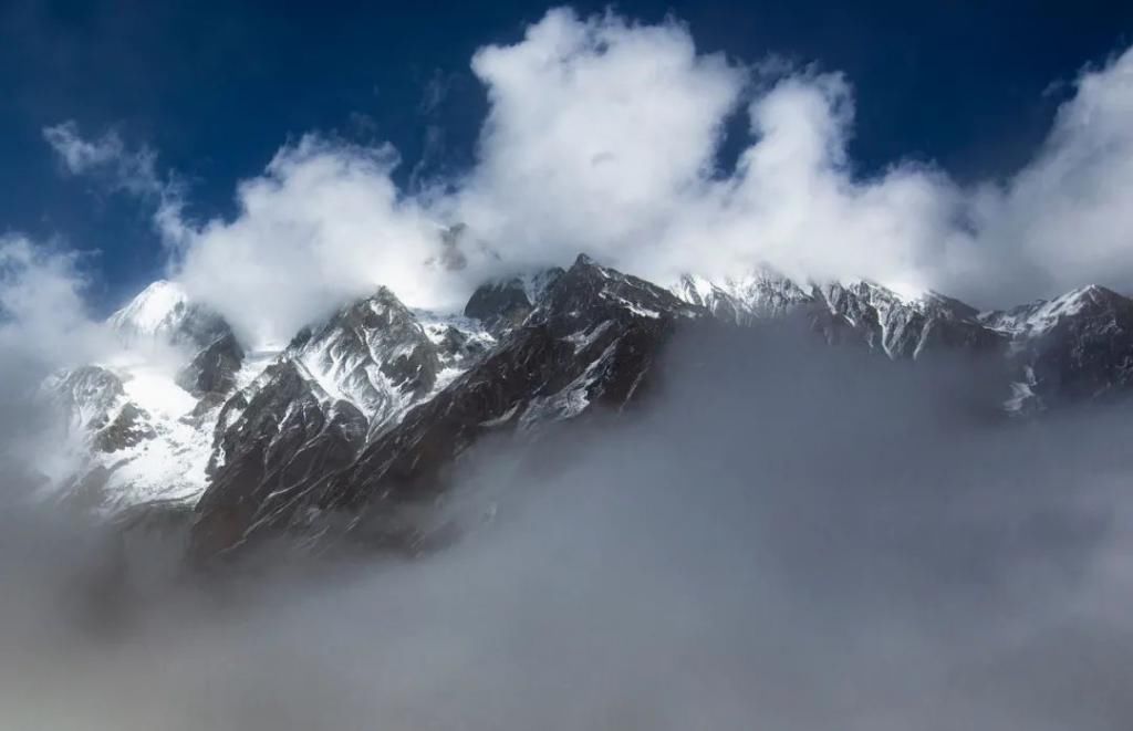 那片理想乐土|中国又一“人间天堂”爆火！左手峡谷，右手雪山！