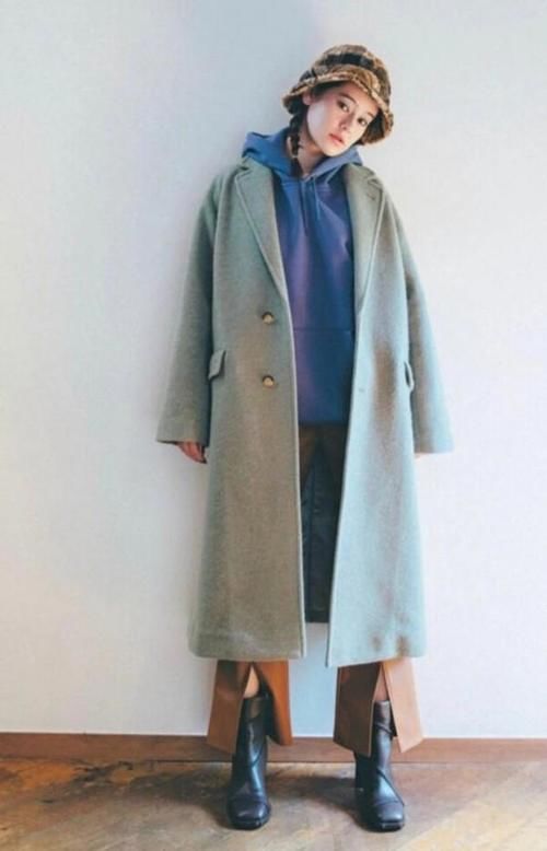 女人不管穿大衣仍是裙子，尽量避开这2个“长度”，显腿粗显腿短