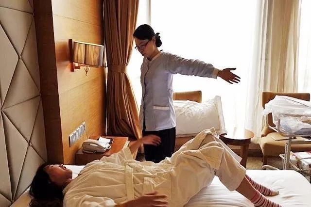 照顾|坐月子要不要请月嫂？中国产妇请月嫂的理由，全被国外产妇推翻