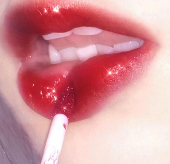 女生唇部上有这“3特征”，在男生眼中贼好看，笑起来都倾国倾城！