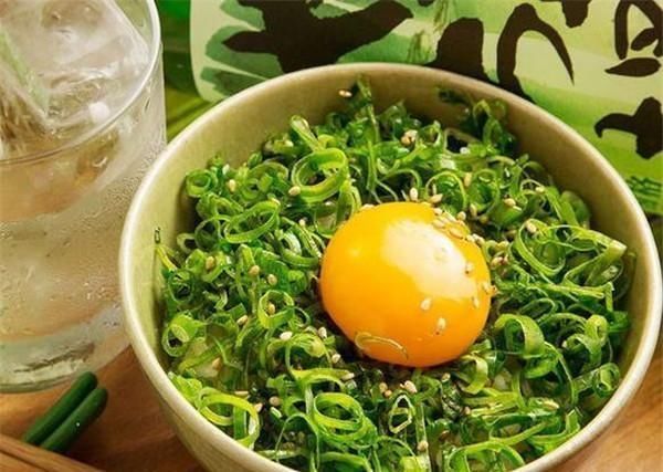 日本这碗拉面很奇怪,葱比面条还多,其他食材都可以不要