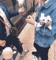 |搞笑GIF:没有一丝丝防备,就被闺蜜坑的一脸懵逼