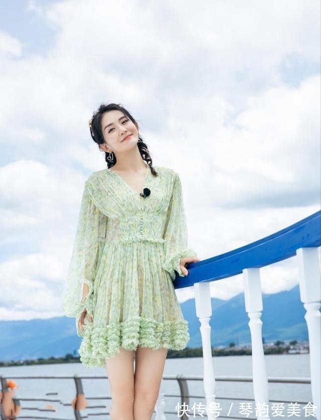 小姐姐|路人街拍,姑娘简直美成仙,穿上一款绿色调的连衣裙很清新