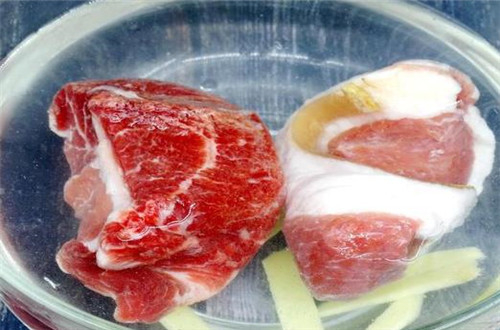 解冻肉“最怕”直接用水泡，教您4个小方法，冻肉变成“小鲜肉”