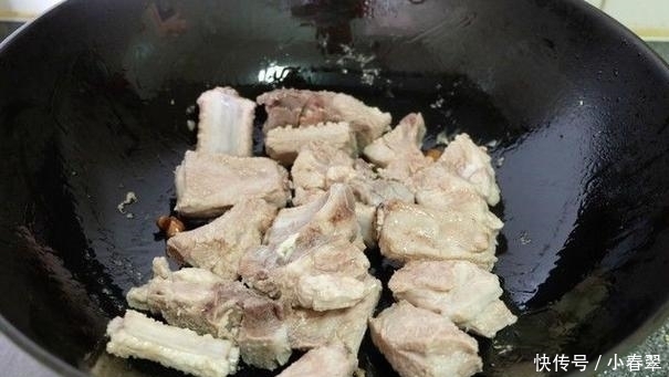 时别|炖排骨时别浪费,锅里可以蒸花卷,咬一口满嘴排骨香