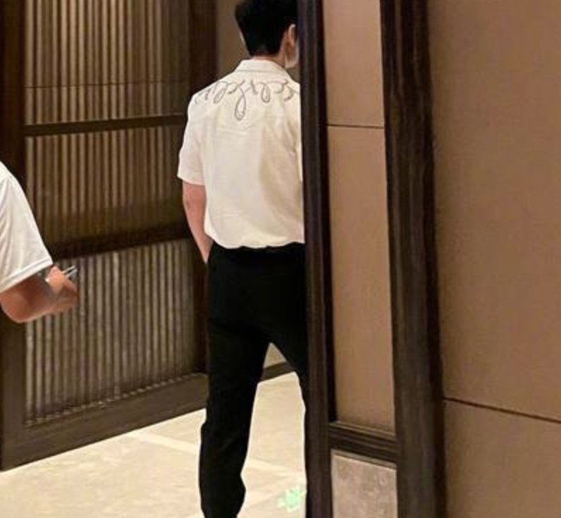 路透|《中餐厅5》路透生图，黄晓明身材比例很抢镜，真实身高一目了然