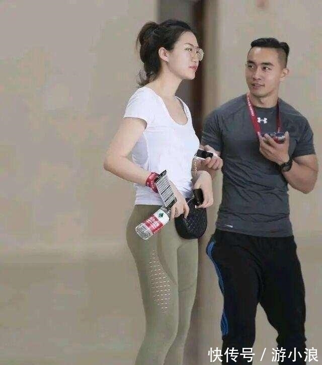 搭配 姣好的容颜搭配一条温柔的瑜伽裤,把身姿的美感放大,简约优美