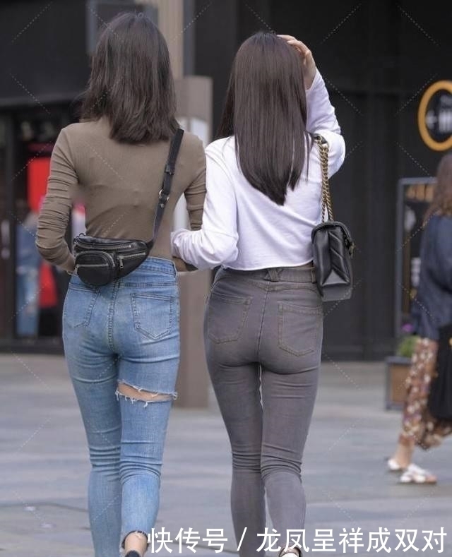两个小姐姐的不同颜色的牛仔裤,穿出不一样的风格气质