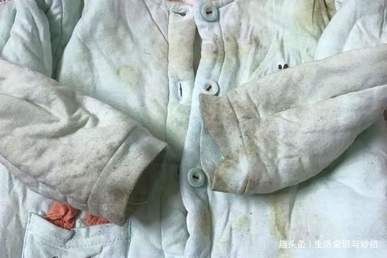 衣服太脏，别只会倒洗衣粉洗！撒上两颗“它”，衣服洁亮似新！
