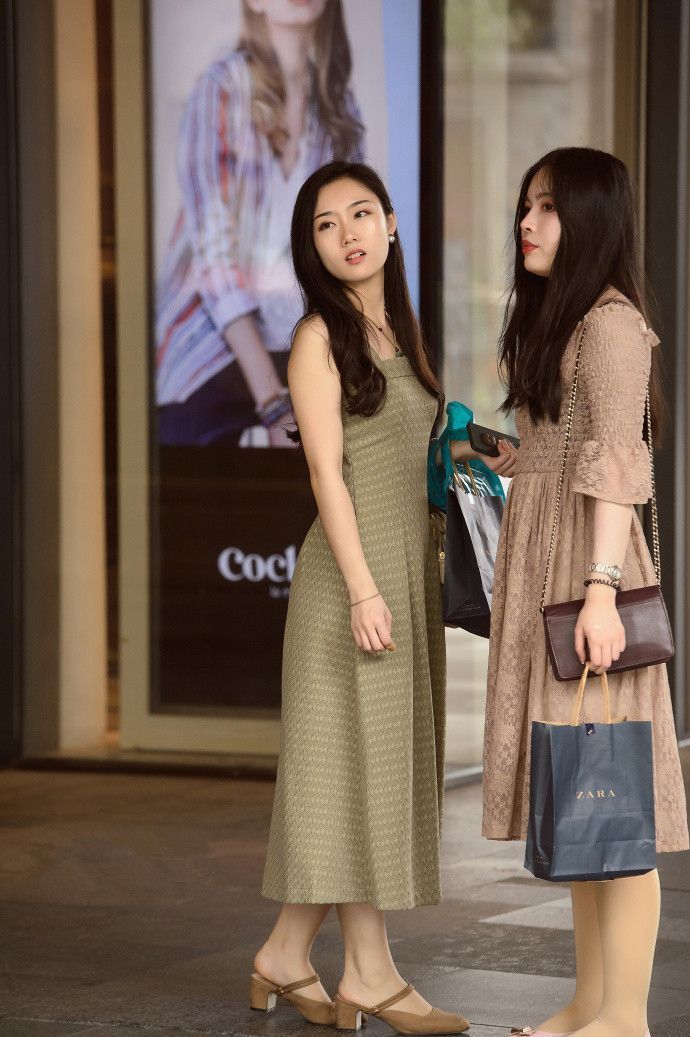 街拍:优雅的时尚美女,一身白色的套装尽显非凡的气质