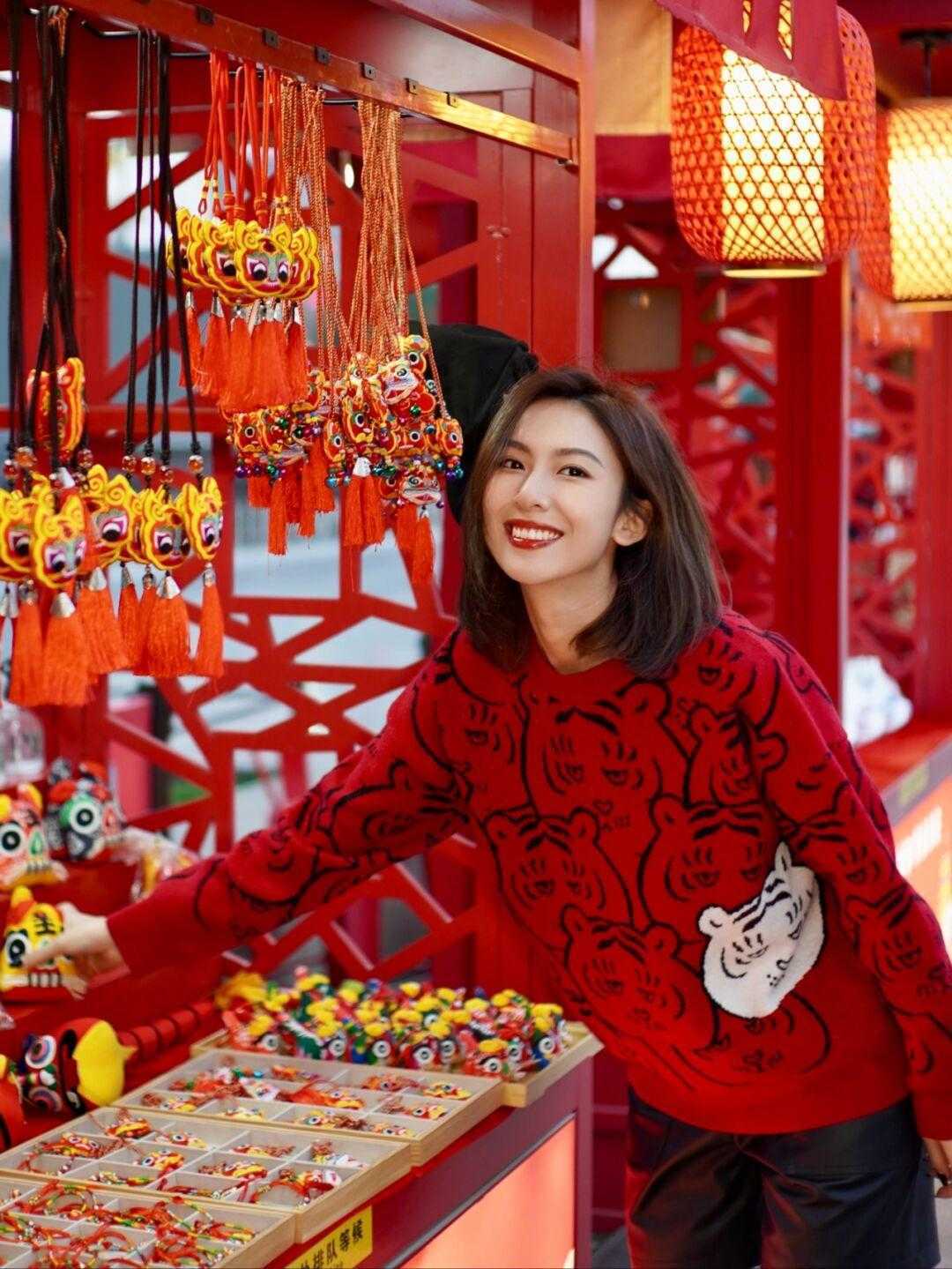 小老虎|冬天穿衣一定要有氛围感!选择这几款“小老虎”单品,可爱又减龄